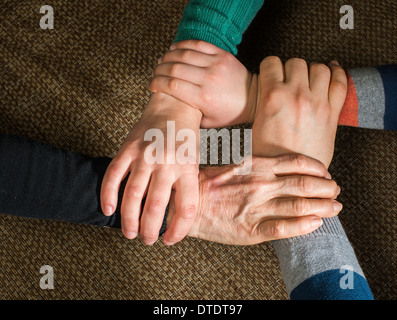 Molte mani insieme. Interior shot Foto Stock