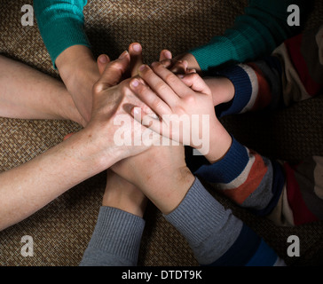 Molte mani insieme. Interior shot Foto Stock