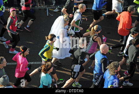 Un runner indossa un abito da sposa come oltre 11000 corridori prendere parte nel Sussex Beacon Brighton Mezza Maratona di oggi Foto Stock