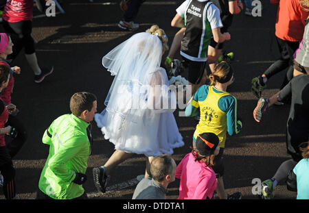 Un runner indossa un abito da sposa come oltre 11000 corridori prendere parte nel Sussex Beacon Brighton Mezza Maratona di oggi Foto Stock