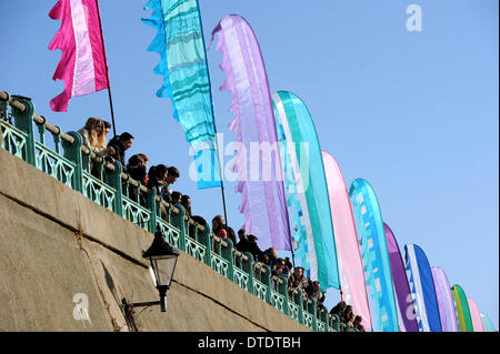 Spettatori guarda oltre 11000 corridori hanno preso parte nel Sussex Beacon Brighton Mezza Maratona evento di oggi Foto Stock