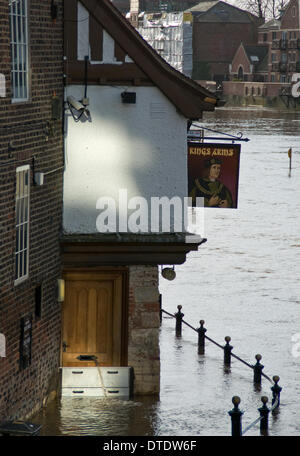 York, Regno Unito. Il 16 febbraio 2014. Il Kings Arms public house su King's Staith in York inondata dal fiume Ouse il 16 di febbraio. York è allagato regolarmente dal fiume Ouse. Le misure di difesa contro le inondazioni e stategies sono ben enumerate nella città, come può essere visto dalle barriere e il tubo flessibile di dover praticare attraverso la cassetta delle lettere il pompaggio di acqua. Credito: CHRIS BOSWORTH/Alamy Live News Foto Stock