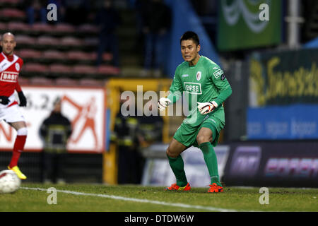 Charleroi in Belgio. 15 feb 2014. Eiji Kawashima (Standard) Calcio : Belga 'Jupiler Pro League' match tra Sporting Charleroi e standard de Liege, allo Stade du Pays de Charleroi in Charleroi Belgio, . Credito: AFLO/Alamy Live News Foto Stock