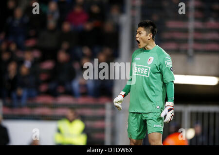 Charleroi in Belgio. 15 feb 2014. Eiji Kawashima (Standard) Calcio : Jupiler Pro League match tra Sporting Charleroi 0-1 Standard de Liege a Stade du Pays de Charleroi in Charleroi Belgio . Credito: AFLO/Alamy Live News Foto Stock