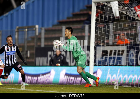 Charleroi in Belgio. 15 feb 2014. Eiji Kawashima (Standard) Calcio : Jupiler Pro League match tra Sporting Charleroi 0-1 Standard de Liege a Stade du Pays de Charleroi in Charleroi Belgio . Credito: AFLO/Alamy Live News Foto Stock