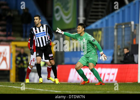 Charleroi in Belgio. 15 feb 2014. Eiji Kawashima (Standard) Calcio : Belga 'Jupiler Pro League' match tra Sporting Charleroi e standard de Liege, allo Stade du Pays de Charleroi in Charleroi Belgio, . Credito: AFLO/Alamy Live News Foto Stock