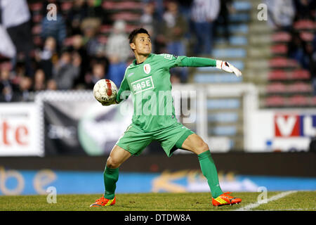 Charleroi in Belgio. 15 feb 2014. Eiji Kawashima (Standard) Calcio : Jupiler Pro League match tra Sporting Charleroi 0-1 Standard de Liege a Stade du Pays de Charleroi in Charleroi Belgio . Credito: AFLO/Alamy Live News Foto Stock