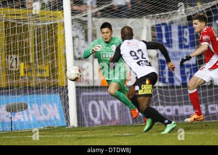 Charleroi in Belgio. 15 feb 2014. Eiji Kawashima (Standard) Calcio : Jupiler Pro League match tra Sporting Charleroi 0-1 Standard de Liege a Stade du Pays de Charleroi in Charleroi Belgio . Credito: AFLO/Alamy Live News Foto Stock