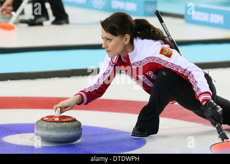 Sochi, Russia. 14 feb 2014. Ekaterina Galkina (RUS) Curling : donna Round Robin tra Russia - in 'ICE CUBE" Centro di Curling durante la Sochi 2014 Giochi Olimpici Invernali a Sochi, Russia . © YUTAKA AFLO/sport/Alamy Live News Foto Stock