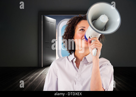 Immagine composita di imprenditrice urlando attraverso il megafono Foto Stock