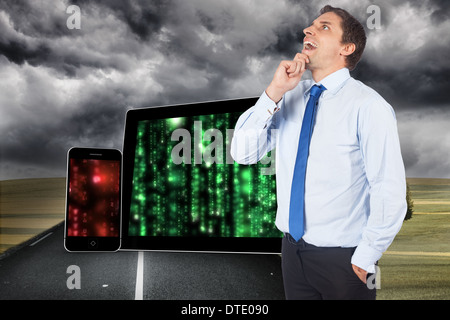 Immagine composita di pensare imprenditore toccando il suo mento Foto Stock