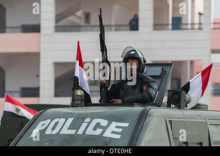 Il Cairo, Egitto. 16 feb 2014. Un poliziotti guardie nella parte anteriore del Cairo Accademia di polizia del Cairo in Egitto, Feb 16, 2014. Un tribunale del Cairo, interrotta domenica la prova d'Egitto dell ex presidente Mohamed morsi su accusa di spionaggio a febbraio 23, agenzia ufficiale MENA segnalati. Credito: cui Xinyu/Xinhua/Alamy Live News Foto Stock