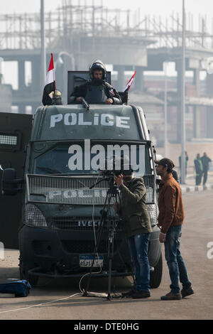 Il Cairo, Egitto. 16 feb 2014. Le troupe televisive di alzarsi da un furgone della polizia di fronte al Cairo Accademia di polizia del Cairo in Egitto, Feb 16, 2014. Un tribunale del Cairo, interrotta domenica la prova d'Egitto dell ex presidente Mohamed morsi su accusa di spionaggio a febbraio 23, agenzia ufficiale MENA segnalati. Credito: cui Xinyu/Xinhua/Alamy Live News Foto Stock