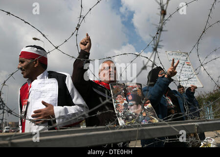 Il Cairo, Egitto. 16 feb 2014. Sostenitori militare gridare slogan di fronte al Cairo Accademia di polizia del Cairo in Egitto, Feb 16, 2014. Un tribunale del Cairo, interrotta domenica la prova d'Egitto dell ex presidente Mohamed morsi su accusa di spionaggio a febbraio 23, agenzia ufficiale MENA segnalati. Credito: cui Xinyu/Xinhua/Alamy Live News Foto Stock