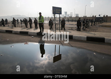 Il Cairo, Egitto. 16 feb 2014. Poliziotti di guardia di fronte al Cairo Accademia di polizia del Cairo in Egitto, Feb 16, 2014. Un tribunale del Cairo, interrotta domenica la prova d'Egitto dell ex presidente Mohamed morsi su accusa di spionaggio a febbraio 23, agenzia ufficiale MENA segnalati. Credito: cui Xinyu/Xinhua/Alamy Live News Foto Stock