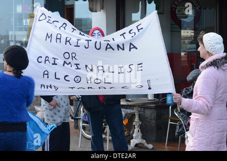 San Pietro porto, Guernsey, Isole del Canale. Il 16 febbraio 2014. "Passeggiata per weed' marcia di protesta è stata organizzata dai residenti locali campagne a legalizzare la marijuana e depenalizzare l'uso in Guernsey. Alcuni prodotti a base di cannabis o di derivati sono già disponibili per uso medicinale sull'isola. Il gruppo dietro il marzo speranza le loro azioni porterà ad un dibattito aperto con i membri di Guernsey. Photo credit: Robert Smith/Alamy Live News Foto Stock