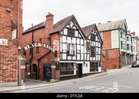 Il Leone Nero pub, una storica tradizionale in bianco e nero e bianco edificio con travi di legno in Hereford, Regno Unito Foto Stock