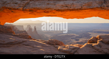 Mesa Arch all'alba guardando verso la lavandaia Arch, isole nel cielo la sezione del Parco Nazionale di Canyonlands, Utah, Stati Uniti d'America Foto Stock