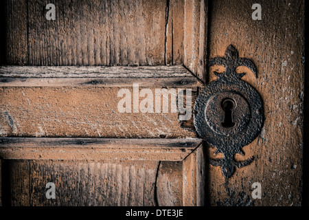 Primo piano della serratura di una porta antica in un castello medievale. Foto Stock
