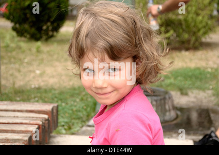 4 anno vecchia ragazza fare una faccia Foto Stock