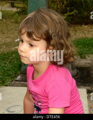 4 anno vecchia ragazza in abito rosa Foto Stock