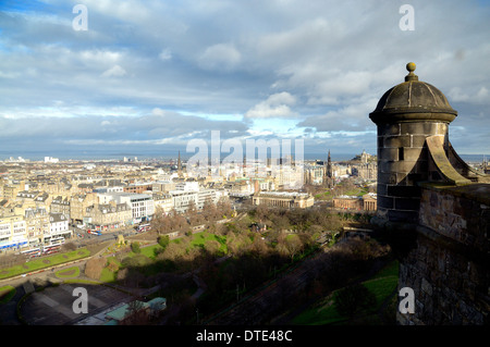 Vista sopra la città nuova di Edimburgo a Firth of Forth dal Castello di Edimburgo, Scozia Foto Stock