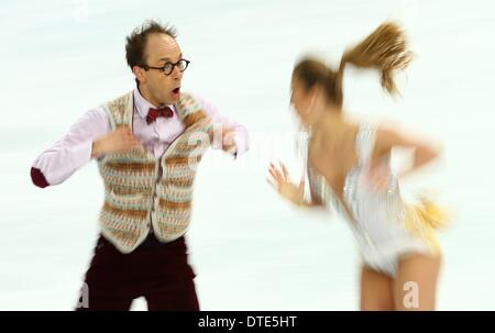 Sochi, Russia. 16 feb 2014. Nelli Zhiganshina e Alexander Gazsi di Germania eseguire durante la danza su ghiaccio breve danza di Pattinaggio Artistico della manifestazione presso il palazzo di Iceberg durante la Sochi 2014 Giochi Olimpici di Sochi, Russia, 16 febbraio 2014. Foto: Christian Charisius/dpa/Alamy Live News Foto Stock