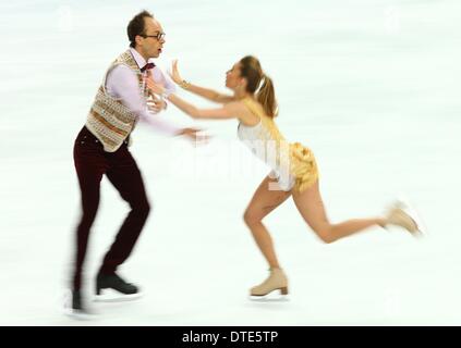 Sochi, Russia. 16 feb 2014. Nelli Zhiganshina e Alexander Gazsi di Germania eseguire durante la danza su ghiaccio breve danza di Pattinaggio Artistico della manifestazione presso il palazzo di Iceberg durante la Sochi 2014 Giochi Olimpici di Sochi, Russia, 16 febbraio 2014. Foto: Christian Charisius/dpa/Alamy Live News Foto Stock