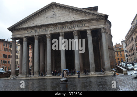 Il Pantheon,costruito da 138annuncio costruito da EMP.Adriano è themost importantsite inancient Roma.re e la painterRaphael sono sepolti Foto Stock