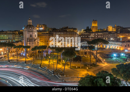 Il traffico a Roma di notte con i taxi in attesa nella parte anteriore del Foro Romano Foto Stock