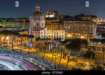 Il traffico a Roma di notte con i taxi in attesa davanti a una chiesa Foto Stock