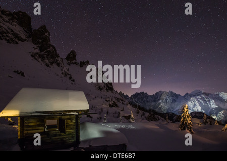 Paesaggio notturno, cielo stellato nella stagione invernale sulle Dolomiti del Cadore. Gruppo di Marmarole. Italia. Europa. Foto Stock