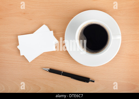 Blank business cards con tazza di caffè e penna su legno tabella office Foto Stock