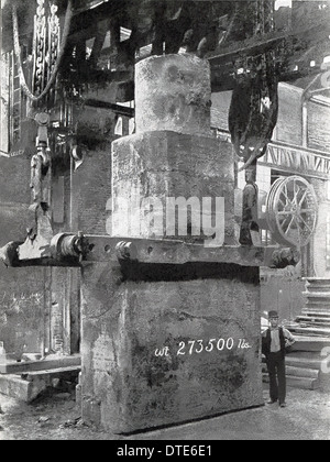 Questa 1901 foto mostra un acciaio al nichel piastra armor lingotto cast per la piastra di apertura degli Stati Uniti battaglia navale Iowa. Foto Stock