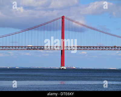 25 de Abril ponte sopra il fiume Tago a Lisbona, Portogallo Foto Stock