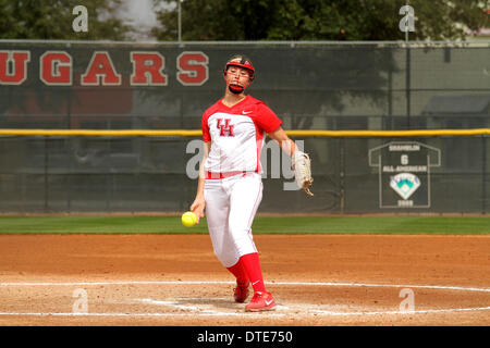 Houston, Texas, Stati Uniti d'America. 16 feb 2014. FEB 16 2014: University of Houston brocca Diedre Outon #1 offre un passo durante il NCAA softball gioco tra Houston e esercito da Cougar Softball Stadium di Houston, TX. © csm/Alamy Live News Foto Stock