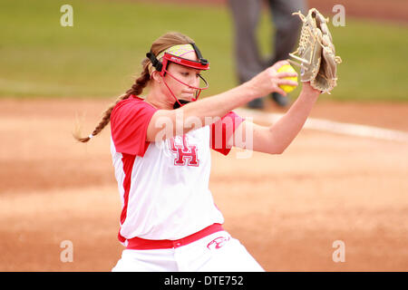 Houston, Texas, Stati Uniti d'America. 16 feb 2014. FEB 16 2014: University of Houston brocca Diedre Outon #1 offre un passo durante il NCAA softball gioco tra Houston e esercito da Cougar Softball Stadium di Houston, TX. © csm/Alamy Live News Foto Stock