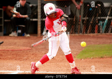 Houston, Texas, Stati Uniti d'America. 16 feb 2014. FEB 16 2014: University of Houston infielder Kayla Holland #15 oscilla in un passo durante il NCAA softball gioco tra Houston e esercito da Cougar Softball Stadium di Houston, TX. © csm/Alamy Live News Foto Stock