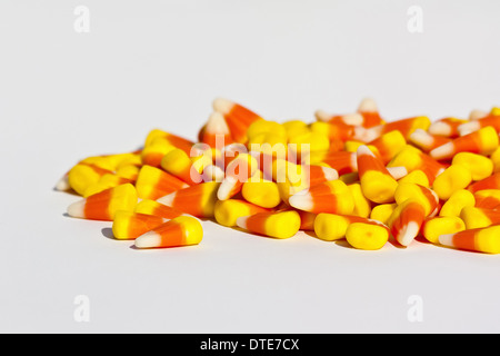 Dolcetti di mais Halloween dolcetti colorati o dolciumi nessuno dall'alto orizzontale da vicino sul tavolo bianco del backgroud negli Stati Uniti ad alta risoluzione Foto Stock