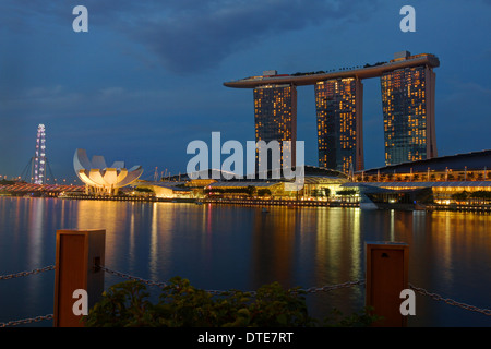 Il Marina Bay Sands Hotel presso il Marina District, Singapore. Notte. Foto Stock