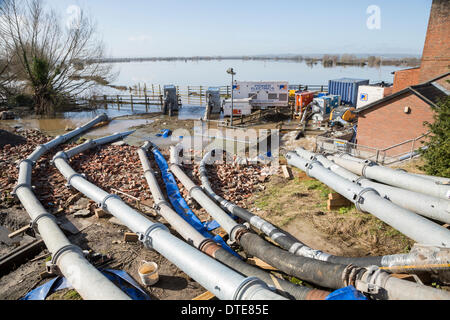 Burrowbridge, UK. 16 feb 2014. Personale dell'Agenzia per l'ambiente di arrivare al villaggio di brughiera nel cuore dell'alluvione crisi del Somerset livelli su 16 Febbraio 2014. Sono in viaggio da Unimog, un veicolo appositamente adattate per acqua alta e portare le forniture di olio, acqua, cibo e sacchi di sabbia per gli abitanti di un villaggio tagliati fuori dalle inondazioni. Quasi tutte le case della brughiera sono ora sottomarine, con pochi rimasti inalterati. Questa è la peggiore inondazione nella storia vivente. Credito: Nick Cable/Alamy Live News Foto Stock