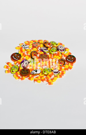 American Happy Halloween trick or Treat colorate caramelle dall'alto immagini formato verticale ad alta risoluzione negli Stati Uniti ad alta risoluzione Foto Stock