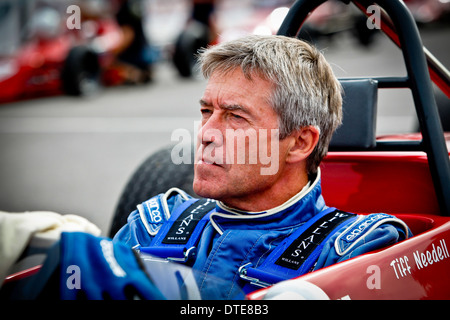 Motor racing legend e commentatore Tiff Needell nella sua auto prima di una gara Foto Stock
