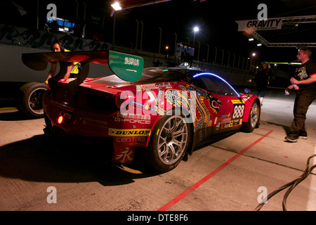 Il Dragon Racing 2 team Ferrari 458 Italia GT3 auto si prepara a lasciare la pit lane dopo il completamento di un driver & cambio degli pneumatici. Foto Stock