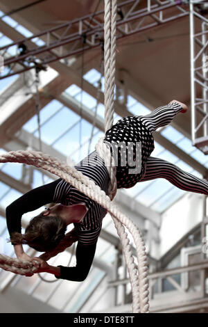 Percorsi acrobatici dancing, antenna corda acrobazie in Blackpool, Lancashire, Regno Unito 16 Febbraio, 2014. Stato NoFit Circus è un circo contemporaneo società in base a Cardiff, nel Galles. Un' antenna Troupe acrobatica a Blackpool il festival del circo, magia e nuove varietà. I dieci giorni del festival della magia che si vede Showzam Blackpool più famosi luoghi di interesse di superamento con funamboli e una varietà di artisti di strada. Foto Stock