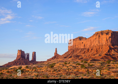 La Monument Valley, dall'autostrada 163 guardando verso sud, Utah / Arizona, Stati Uniti d'America Foto Stock