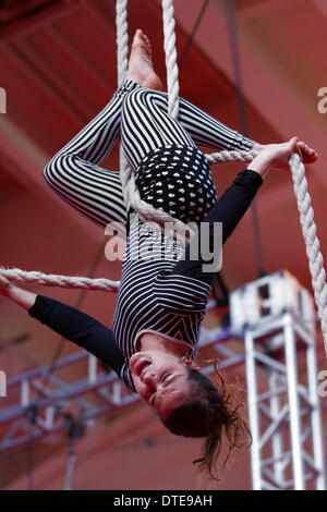 Percorsi acrobatici dancing, antenna corda acrobazie in Blackpool, Lancashire, Regno Unito 16 Febbraio, 2014. Stato NoFit Circus è un circo contemporaneo società in base a Cardiff, nel Galles. Un' antenna Troupe acrobatica a Blackpool il festival del circo, magia e nuove varietà. I dieci giorni del festival della magia che si vede Showzam Blackpool più famosi luoghi di interesse di superamento con funamboli e una varietà di artisti di strada. Foto Stock