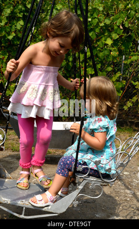 Due bambina gode di oscillazione Foto Stock