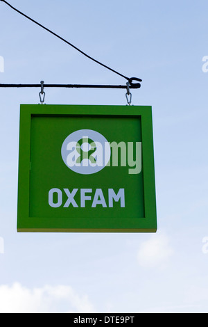 Oxfam shop segno contro un cielo blu. Foto Stock