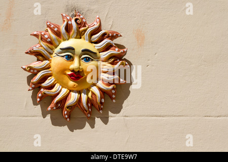 Primo piano di un tradizionale colorate ceramiche siciliane Foto Stock